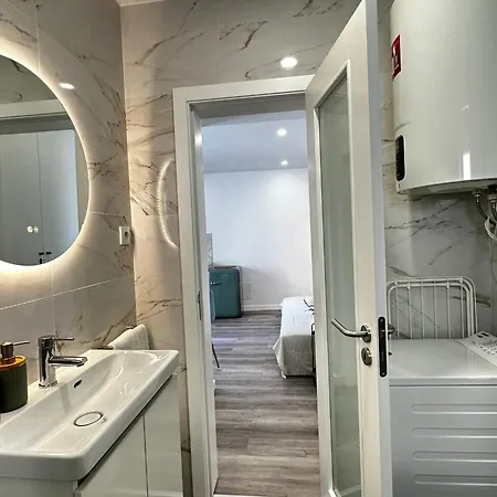 Apartmán Charming And Modern With Balcony 2 Min Old Town *