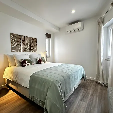 Charming And Modern With Balcony 2 Min Old Town 라고스