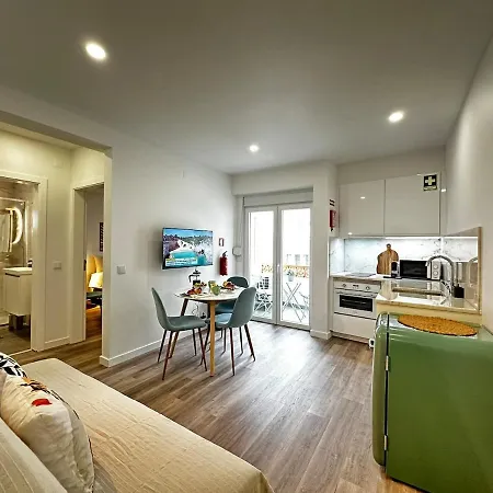 아파트 Charming And Modern With Balcony 2 Min Old Town