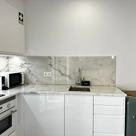 아파트 Charming And Modern With Balcony 2 Min Old Town *
