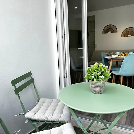 Charming And Modern With Balcony 2 Min Old Town 라고스