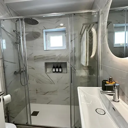 Charming And Modern With Balcony 2 Min Old Town Apartment *